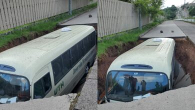 Bus cae a enorme socavón en la capital