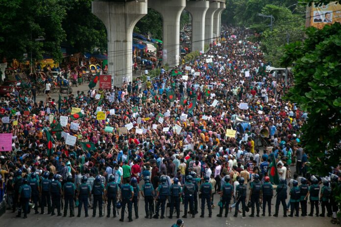 Dimite la primera ministra de Bangladesh y abandona el país tras las protestas