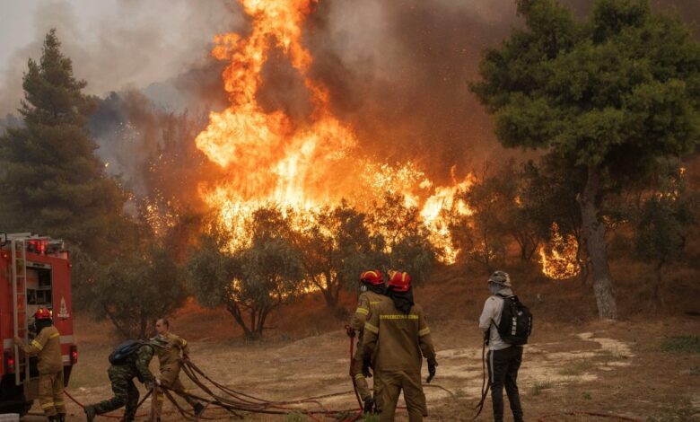 Incendio forestal cerca de Atenas obliga a evacuaciones masivas