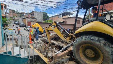 Instalan nueva tubería de alcantarillado en la colonia 3 de Mayo