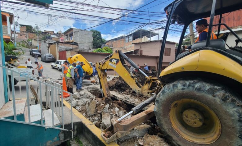 Instalan nueva tubería de alcantarillado en la colonia 3 de Mayo