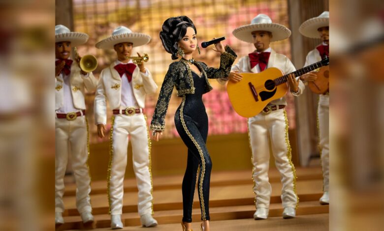 Lanzan Barbie inspirada en el “Divo de Juárez”, Juan Gabriel