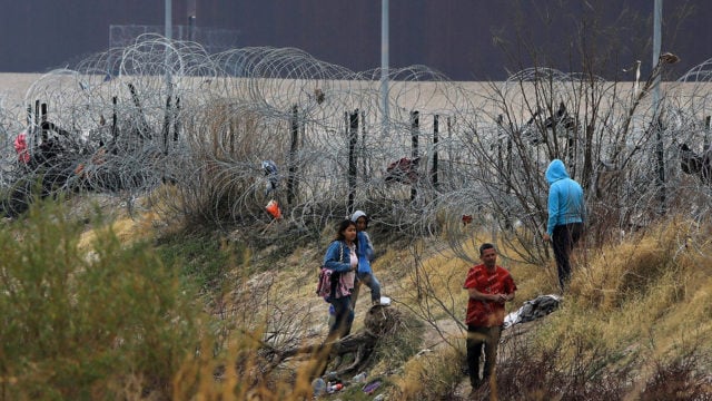 Texas amplía su controversial alambrada antimigrantes en la frontera con México