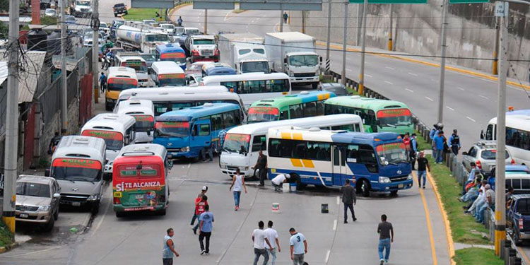 Transportistas anuncian protestas ante incumplimiento del pago de subsidios