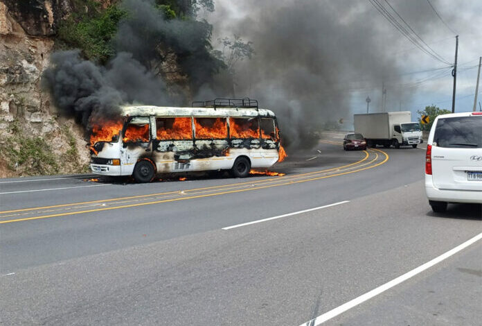 Autobús interurbano se incendia en la carretera CA-5