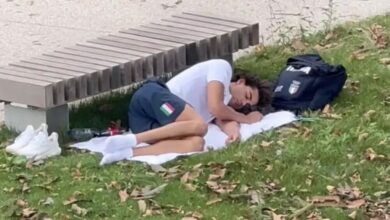 El campeón olímpico Thomas Ceccon duerme en un parque tras quejas sobre la Villa Olímpica