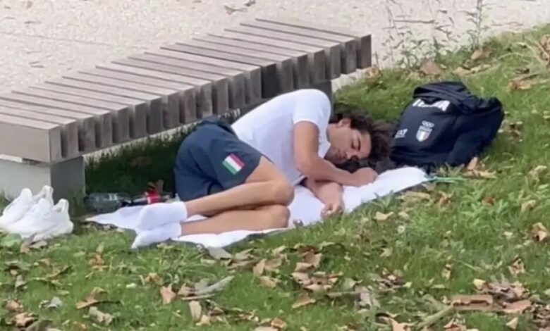 El campeón olímpico Thomas Ceccon duerme en un parque tras quejas sobre la Villa Olímpica