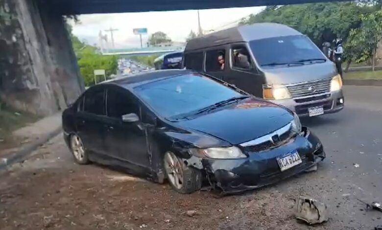 Enfermera sufre lesiones leves tras caer con su vehículo desde puente