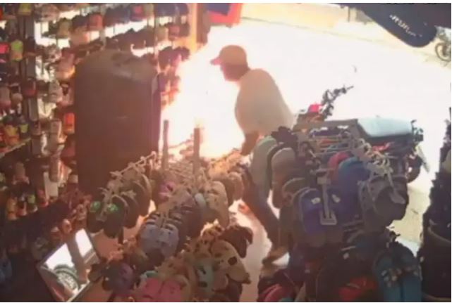 Por venganza hombre le prendió fuego al local de calzado de su expareja