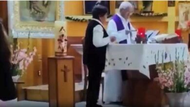 En plena misa, sacerdote pide a madre que se retire por el llanto de su bebé (VIDEO)