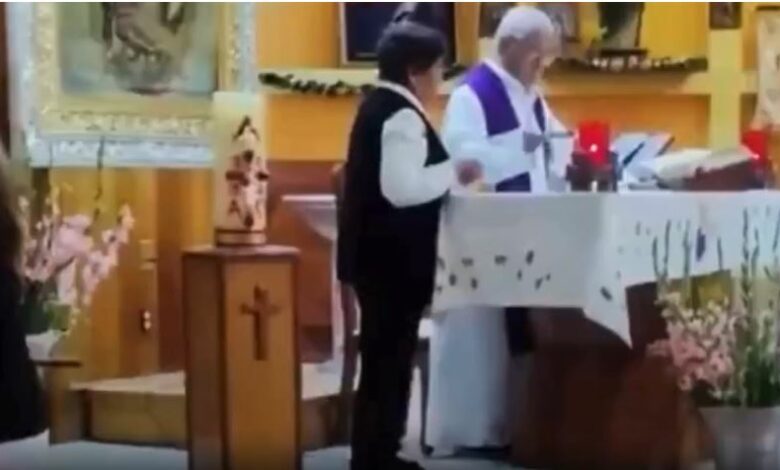 En plena misa, sacerdote pide a madre que se retire por el llanto de su bebé (VIDEO)