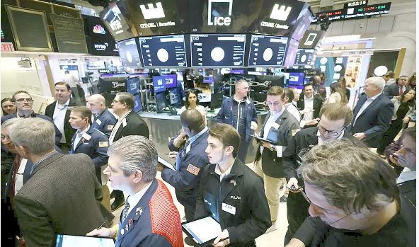 Wall Street cierra en rojo y el efecto rebote tras el caos del lunes se desinfla