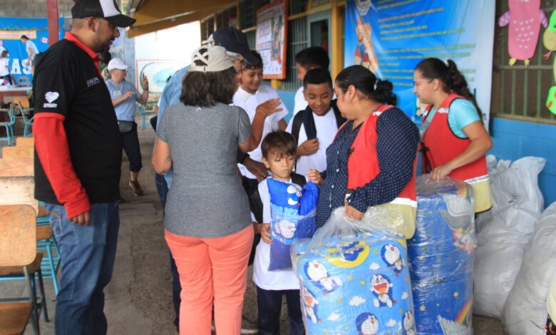 AMDC entrega 6,300 bedkits a alumnos de 50 centros educativos del DC