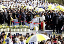 El Papa Francisco celebra una multitudinaria misa en Dili