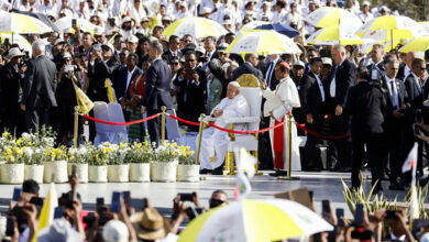 El Papa Francisco celebra una multitudinaria misa en Dili