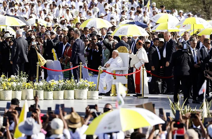 El Papa Francisco celebra una multitudinaria misa en Dili