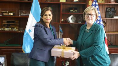 Embajadora Dogu y ministra Moncada intercambian regalos durante reunión