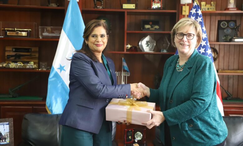 Embajadora Dogu y ministra Moncada intercambian regalos durante reunión