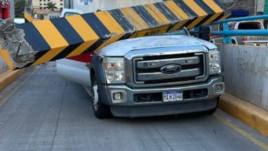 Ambulancia choca contra puente a desnivel en el bulevar Juan Pablo II en Tegucigalpa