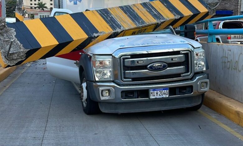 Ambulancia choca contra puente a desnivel en el bulevar Juan Pablo II en Tegucigalpa