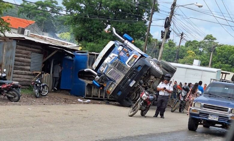 Muere maestro soterrado tras volcamiento de volqueta cargada de arena