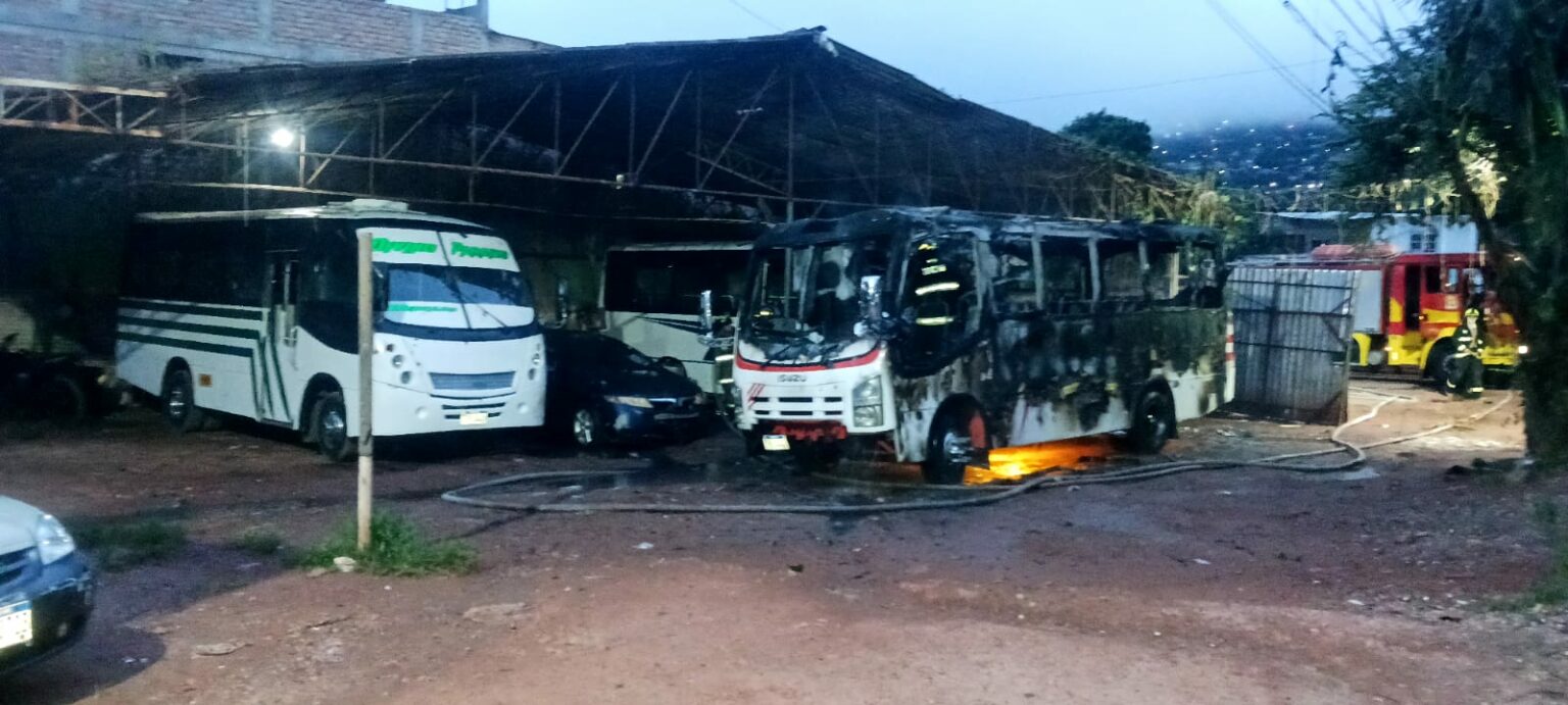 Dos unidades de transporte toman fuego en El Carrizal