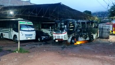 Dos unidades de transporte toman fuego en El Carrizal