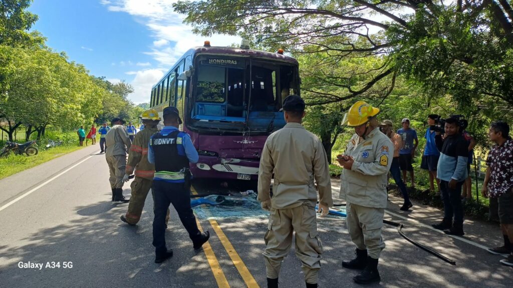 Accidente entre dos buses en Choluteca deja varios heridos