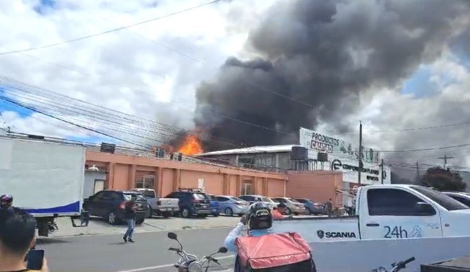 Devastador incendio consume bodega de repuestos en la colonia El Prado de TGU