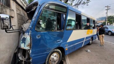 Pasajeros sobreviven de milagro a choque de "rapidito", así quedo la unidad (FOTOS)