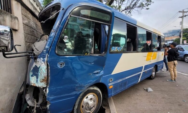 Pasajeros sobreviven de milagro a choque de "rapidito", así quedo la unidad (FOTOS)