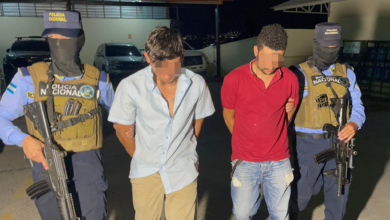 Capturan a dos transportistas en flagrante cobro de extorsión para la Pandilla 18