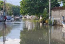 Marejada inunda tres cuadras en La Ceiba debido a los efectos del huracán Milton