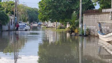 Marejada inunda tres cuadras en La Ceiba debido a los efectos del huracán Milton