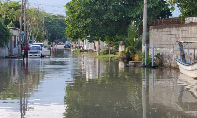 Marejada inunda tres cuadras en La Ceiba debido a los efectos del huracán Milton