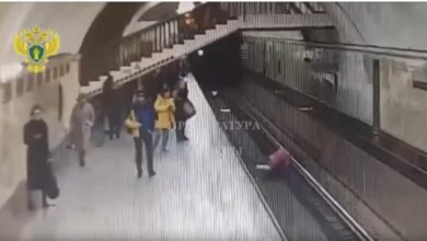 Hombre distraído por su celular cae a las vías del metro en Moscú (VIDEO)