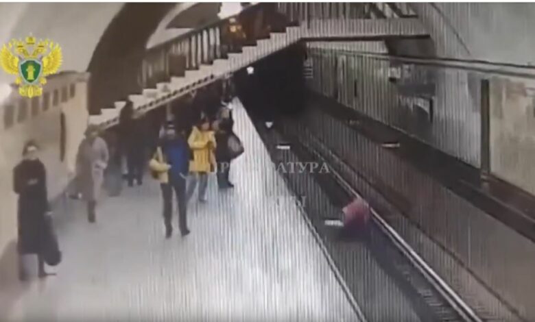 Hombre distraído por su celular cae a las vías del metro en Moscú (VIDEO)