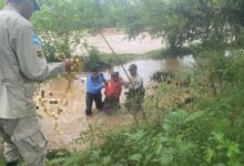 Rescatan a mujer embarazada atrapada por la crecida de un río tras intensas lluvias