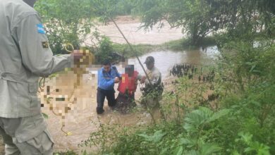 Rescatan a mujer embarazada atrapada por la crecida de un río tras intensas lluvias