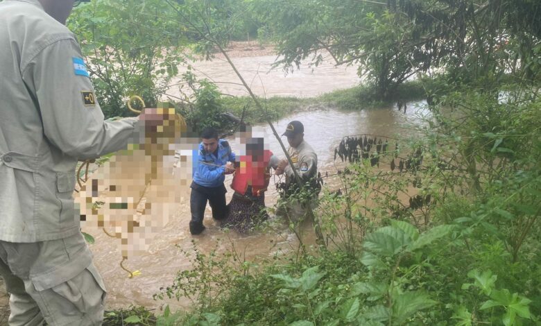 Rescatan a mujer embarazada atrapada por la crecida de un río tras intensas lluvias