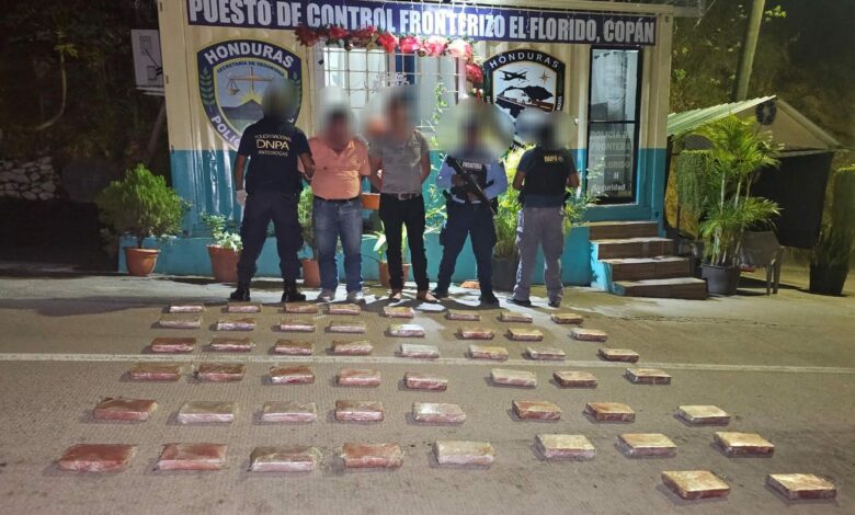 Arrestan a dos nicaragüenses con 50 kilos de clorhidrato de cocaína en Copán