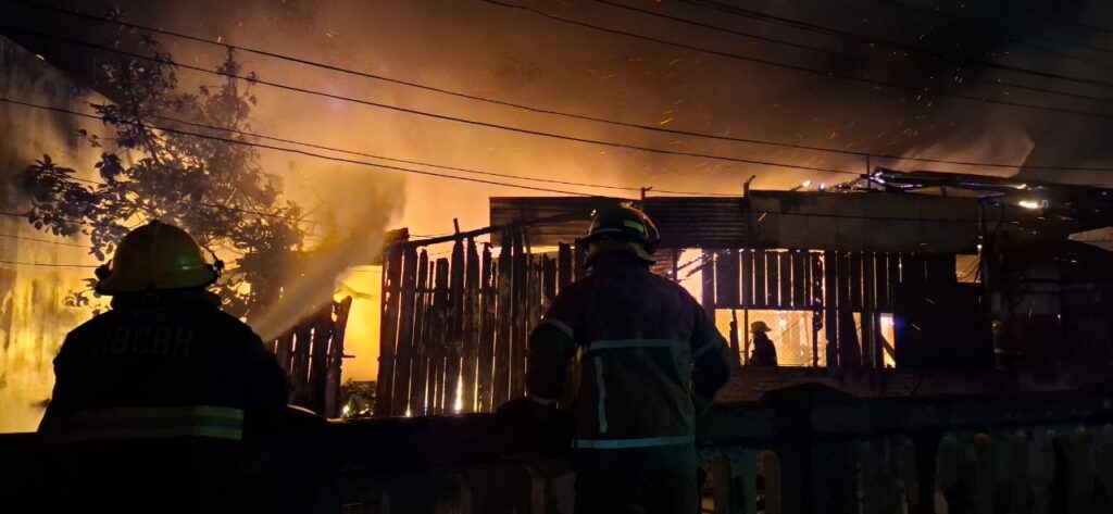 Voraz incendio arrasa con varios puestos en el mercado Las Américas en Comayagüela