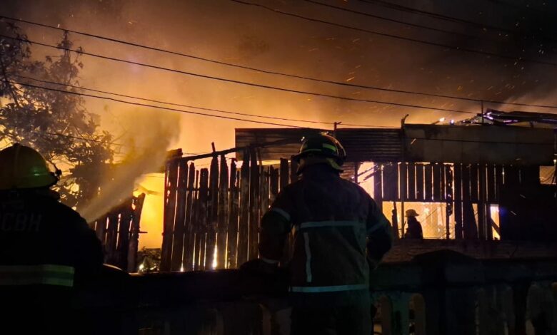 Voraz incendio arrasa con varios puestos en el mercado Las Américas en Comayagüela