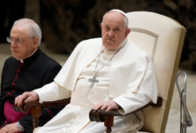 El Papa Francisco pide disculpas por su resfriado durante una audiencia en el Vaticano