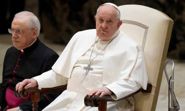 El Papa Francisco pide disculpas por su resfriado durante una audiencia en el Vaticano