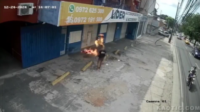 Mujer le prende fuego a su pareja tras una discusión en plena calle