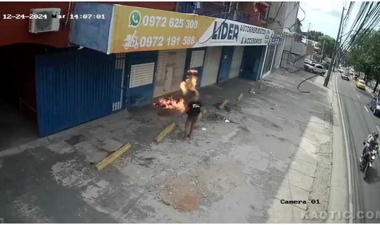 Mujer le prende fuego a su pareja tras una discusión en plena calle