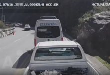 Trágico accidente: roca gigante cae sobre una camioneta y deja tres fallecidos (VIDEO)