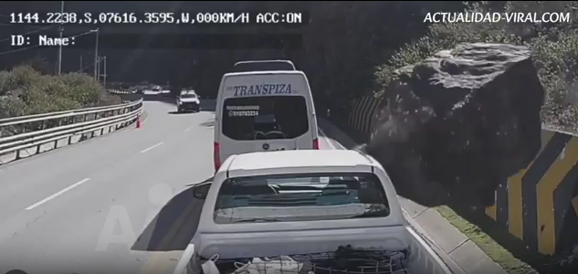 Trágico accidente: roca gigante cae sobre una camioneta y deja tres fallecidos (VIDEO)