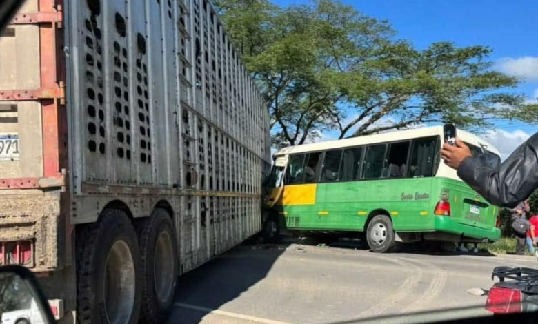 Accidente entre rastra y autobús deja varios heridos en Talanga, Francisco Morazán